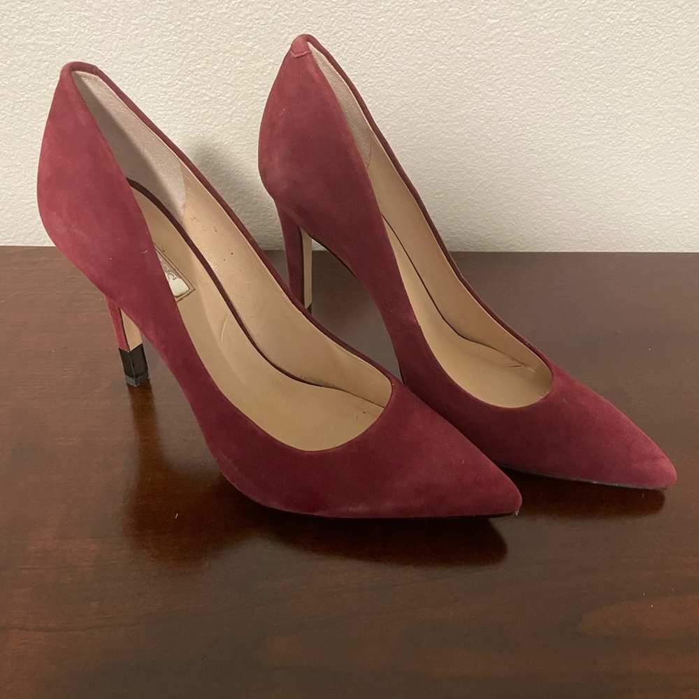 Guess pumps